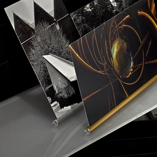 Zwei Fotos, die direkt hintereinander aufgestellt sind, visualisieren die beiden möglichen Aufstellwinkel der Cartes-Bilderleiste