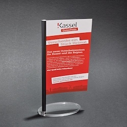 Aufsteller aus Acrylglas für Cartes-Bilderleiste mit einen Flyer als Beispiel.