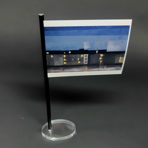 Das Bild zeigt beispielhaft eine werbliche  Anwendung der Cartes-Bilderleiste, indem sie senkrecht in einem Tischaufsteller aus Acrylglas steht.