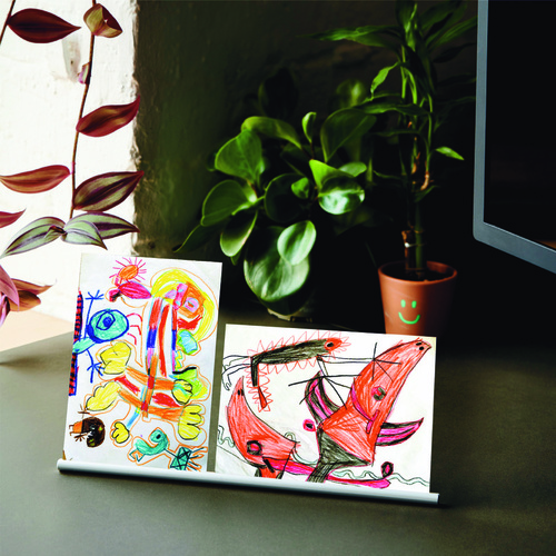 Cartes-Bilderleiste in Silber, auf Sideboard stehend, mit zwei bunten Kinderzeichnungen darin.